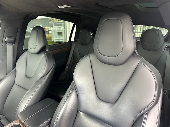 Tesla Model X 20 of 27