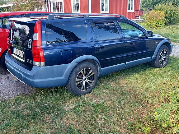 Volvo XC70 2 of 3