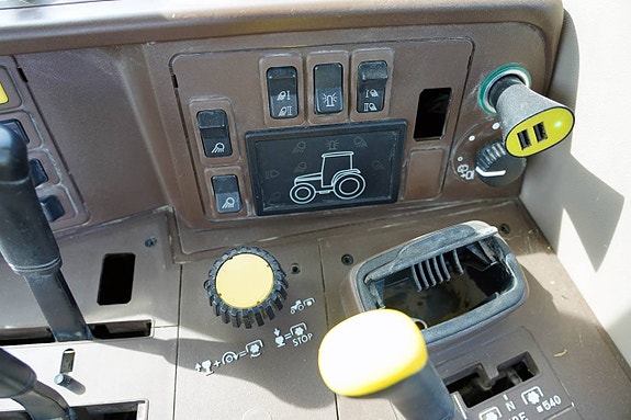 JOHN DEERE 6820 / XBU462 12 of 12