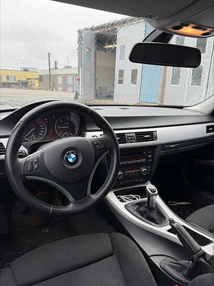 BMW 320d 3 of 4
