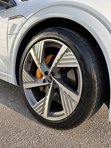 Audi e-tron 9 of 10