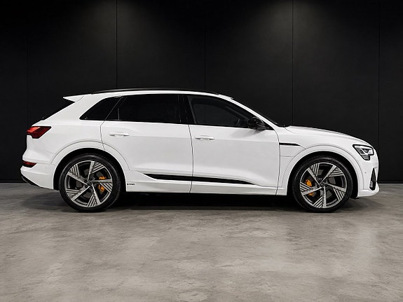 Audi e-tron 3 of 10