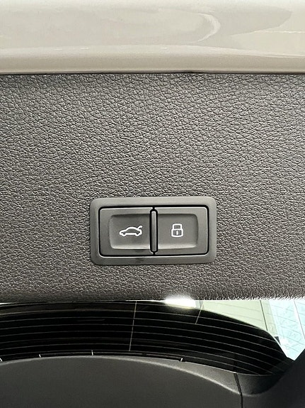 Audi e-tron 8 of 10