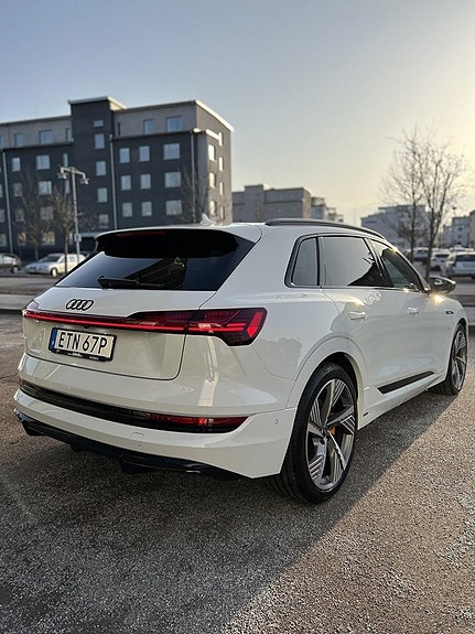 Audi e-tron 4 of 10