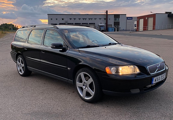 Volvo V70 2 of 8