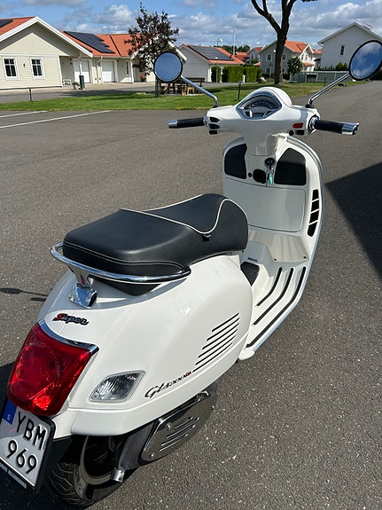Vespa GTS SUPER 300 2 of 5
