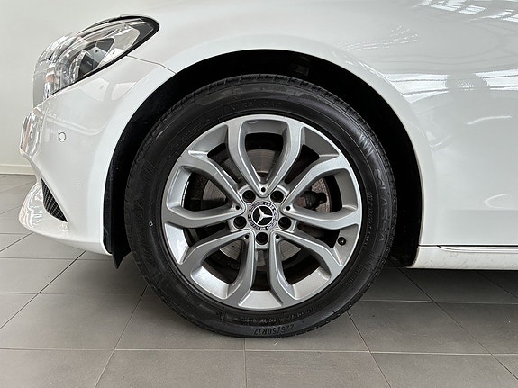 Mercedes-Benz C220 4 of 12