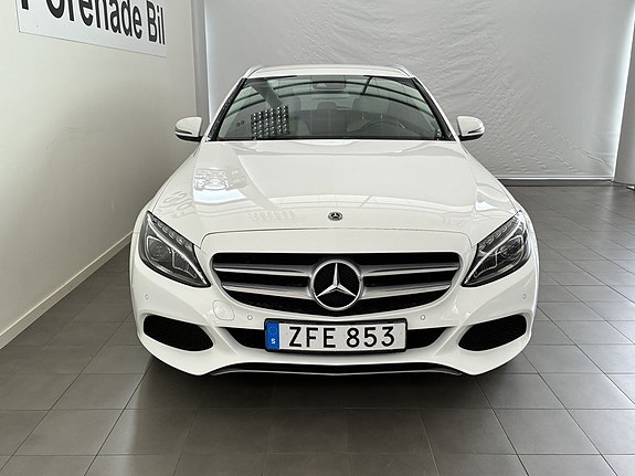 Mercedes-Benz C220 2 of 12