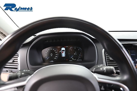 Volvo XC90 10 of 30