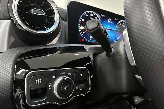 Mercedes-Benz CLA200 9 of 16