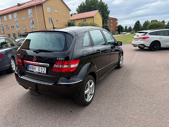 Mercedes-Benz B180 3 of 7