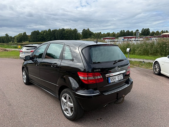 Mercedes-Benz B180 4 of 7