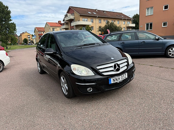 Mercedes-Benz B180 2 of 7