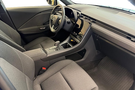 Lexus LBX 6 of 10