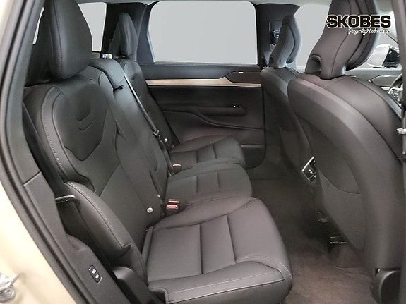 Volvo EX90 10 of 22