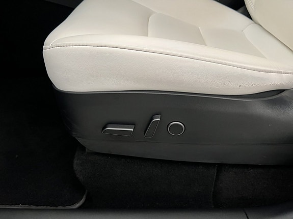 Tesla Model Y 14 of 30