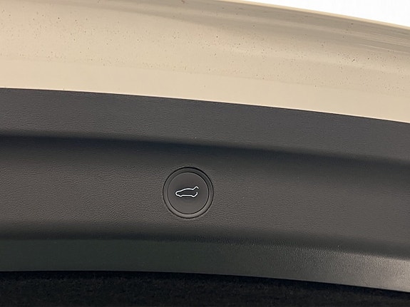 Tesla Model Y 29 of 30