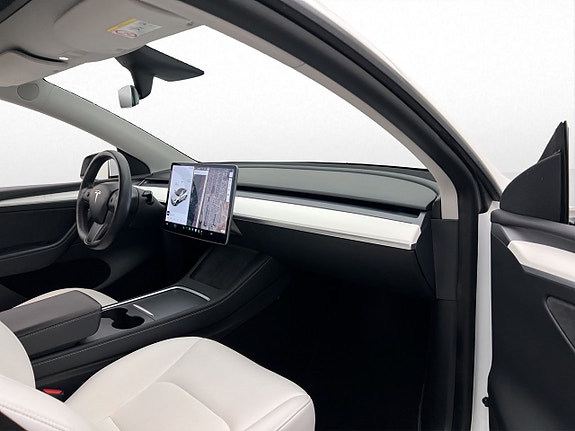 Tesla Model Y 19 of 30