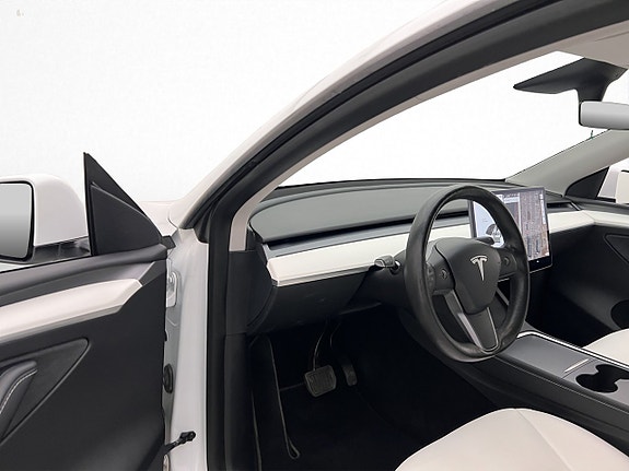 Tesla Model Y 12 of 30