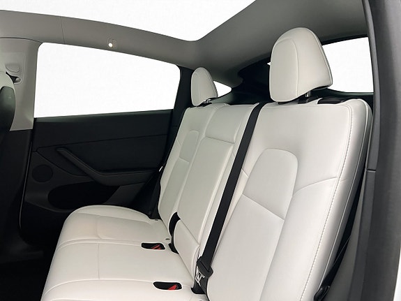 Tesla Model Y 27 of 30