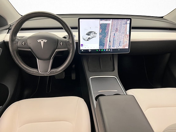 Tesla Model Y 16 of 30