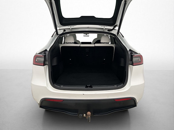 Tesla Model Y 28 of 30