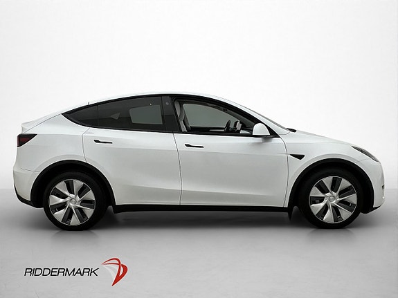 Tesla Model Y 10 of 30