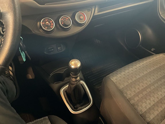 Toyota Yaris 15 of 16