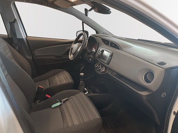 Toyota Yaris 7 of 16