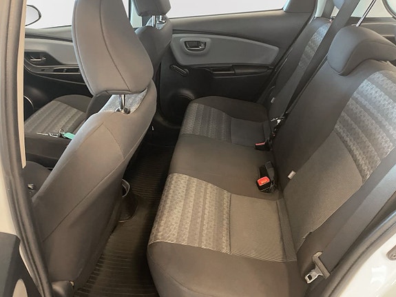Toyota Yaris 8 of 16