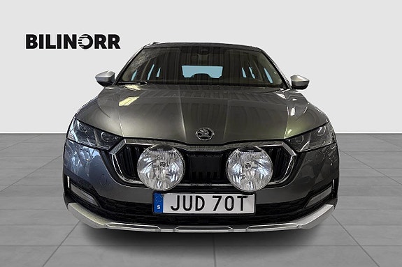 Skoda Octavia Scout 2 of 14
