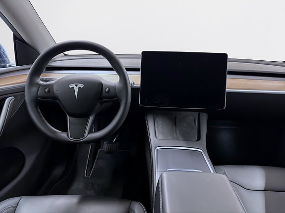 Tesla Model Y 14 of 19