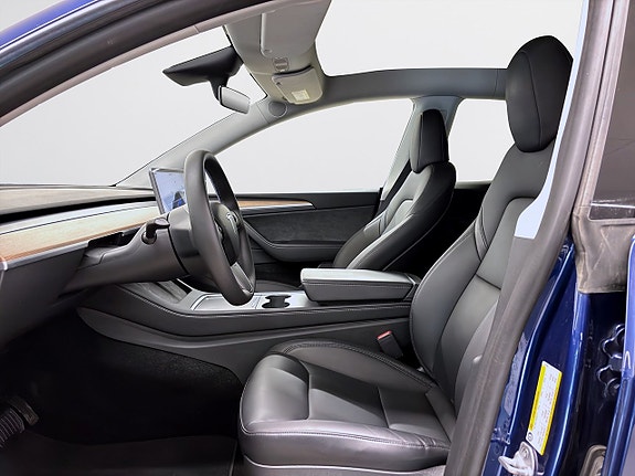 Tesla Model Y 11 of 19