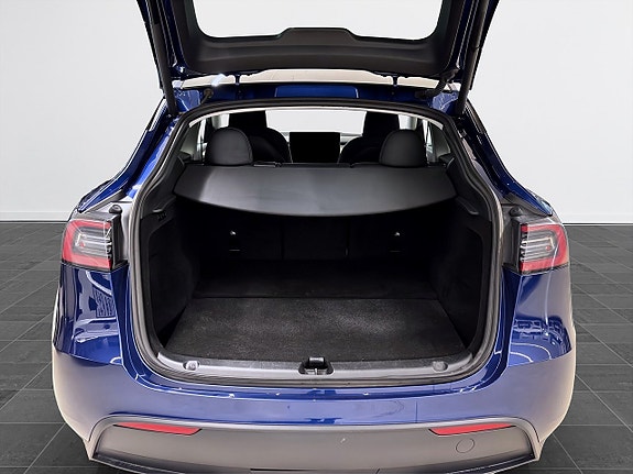 Tesla Model Y 8 of 19