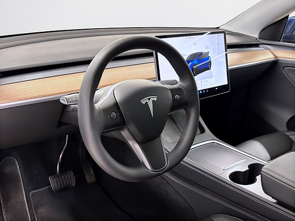 Tesla Model Y 12 of 19