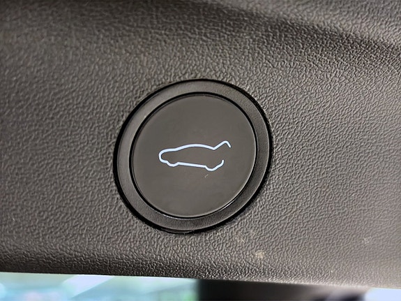 Tesla Model Y 9 of 19
