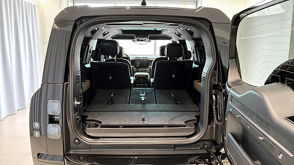 Land Rover Defender 130 13 of 19
