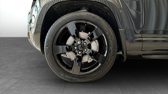 Land Rover Defender 130 9 of 19