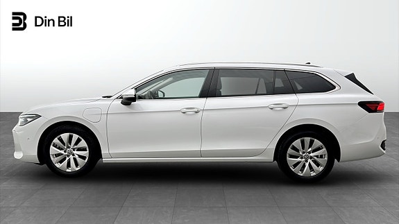 Volkswagen Passat 2 of 19