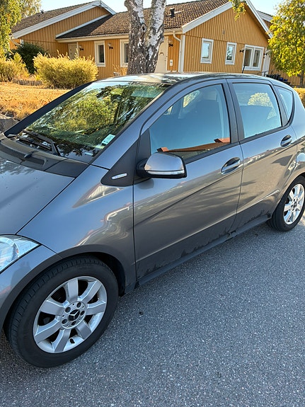Mercedes-Benz A160 2 of 8
