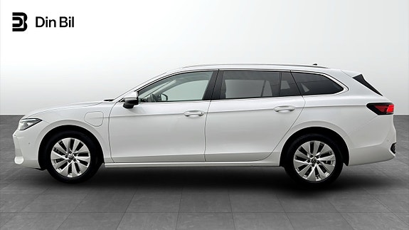 Volkswagen Passat 2 of 19