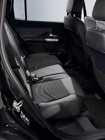 Mercedes-Benz GLB200 d 13 of 16