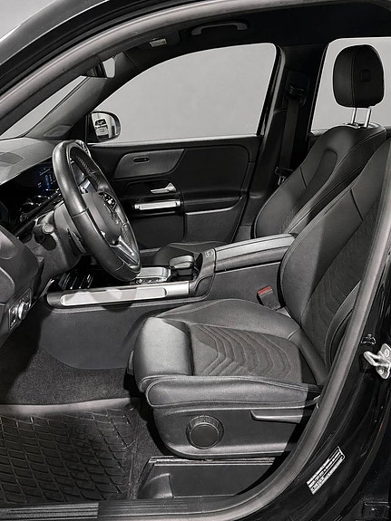 Mercedes-Benz GLB200 d 11 of 16