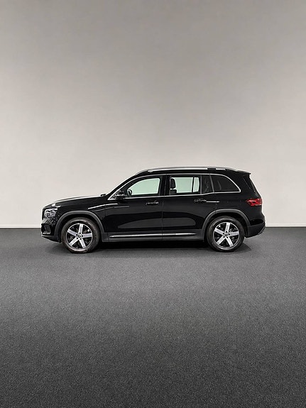 Mercedes-Benz GLB200 d 2 of 16