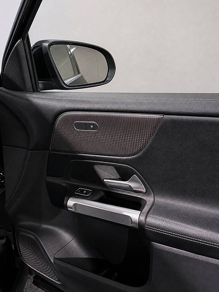 Mercedes-Benz GLB200 d 12 of 16