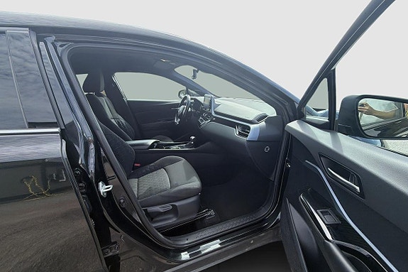 Toyota C-HR 7 of 16