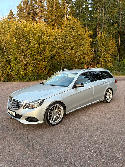 Mercedes-Benz E220 2 of 7