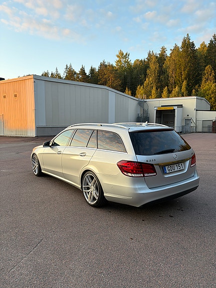 Mercedes-Benz E220 3 of 7