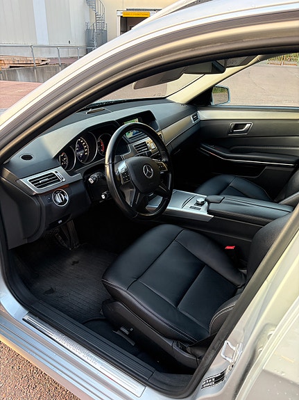 Mercedes-Benz E220 5 of 7