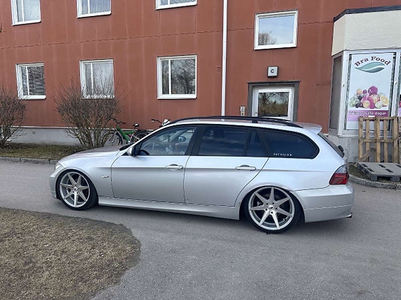 BMW 320d 2 of 5